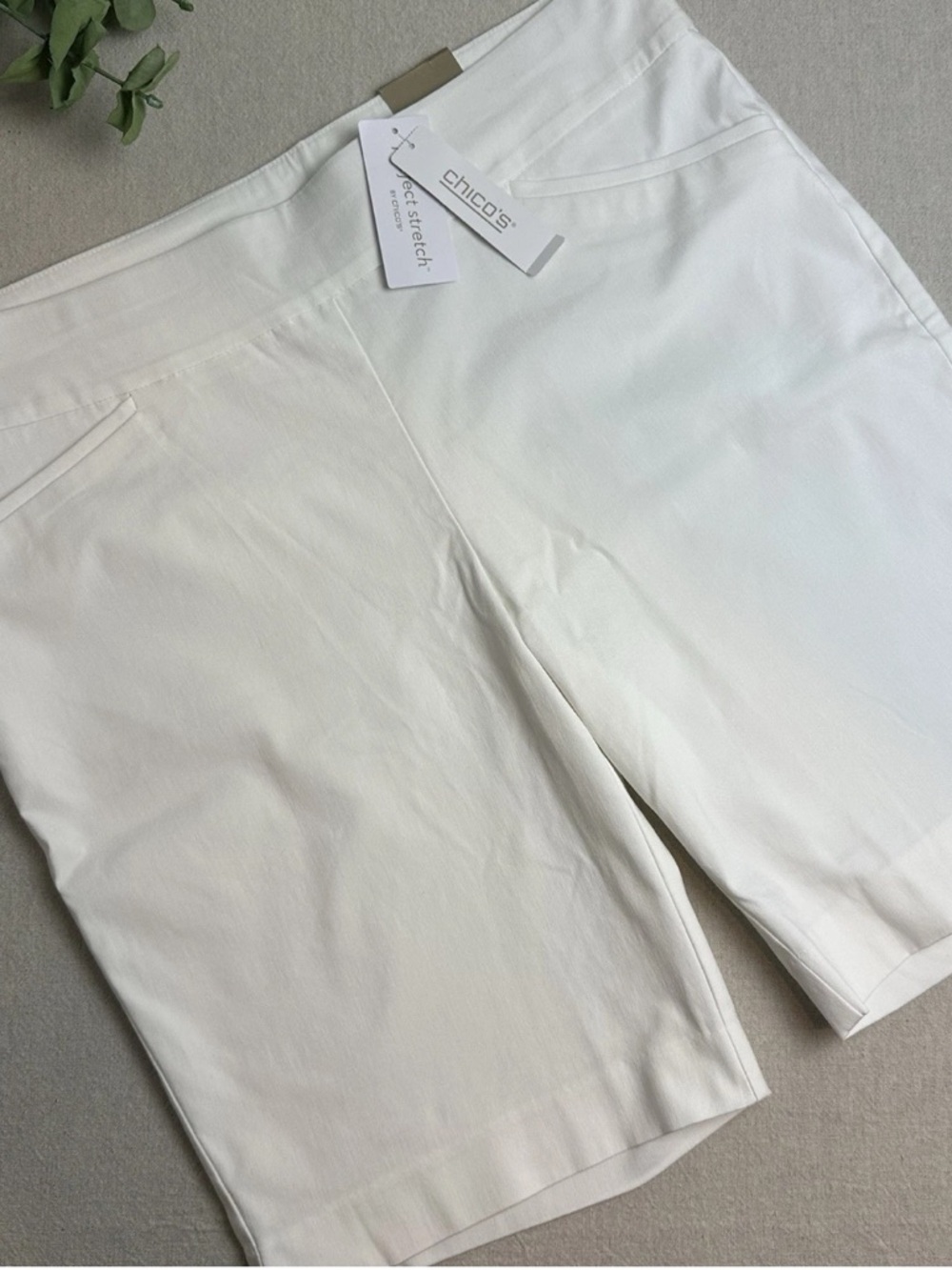 Chico’s Size 2.5 (US 14) Josie Slim 10” Shorts Perfect Stretch Alabaster White